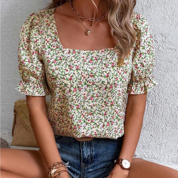 NWT. Floral Print Square Neck Blouse Size L(8-10) - Picture 3 of 3